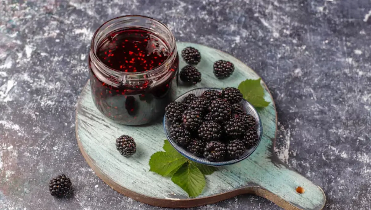 making blackberry jelly